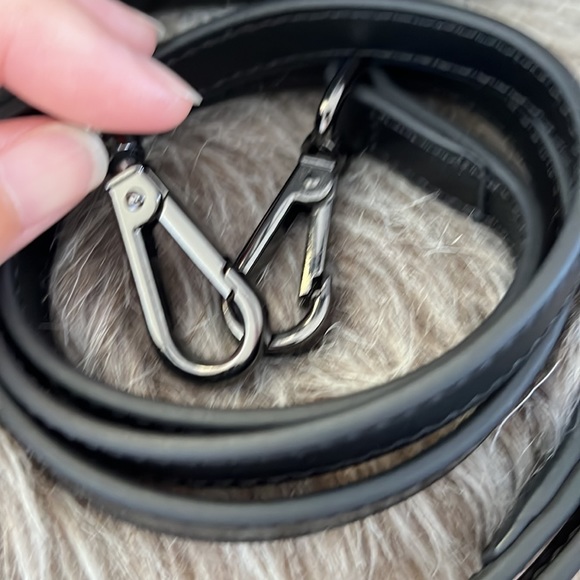 Quiet Luxury Black handbag with removable crossbody strap - Picture 14 of 15